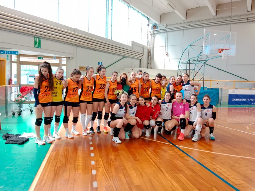 Villadies Ravel Power e Pav Natisonia Estvolley insieme alla mamma di Giada a fine gara