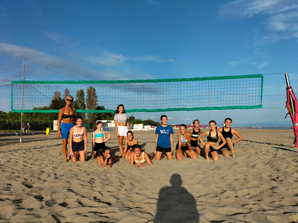 Foto di gruppo per l'Under 12/13 in spiaggia a Grado