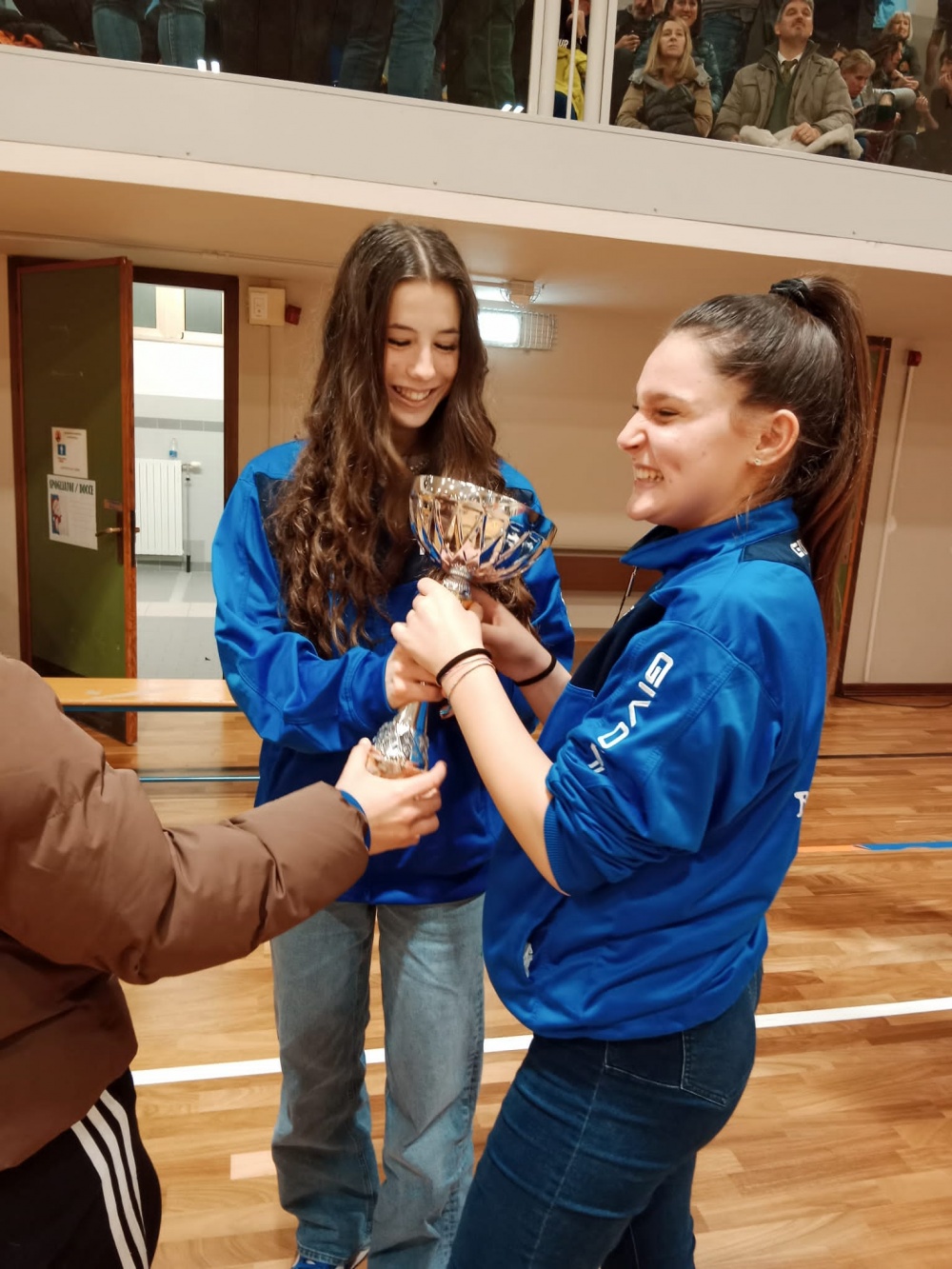 La coppa è nostra! (Luna e Francesca)