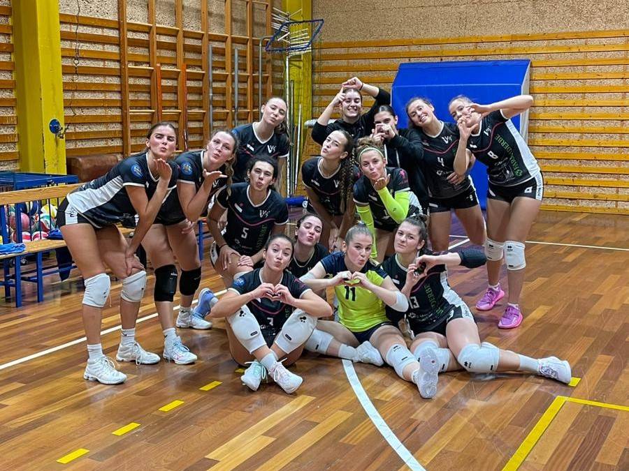 Le Villadies celebrano la vittoria e già pregustano i baci di pizza...